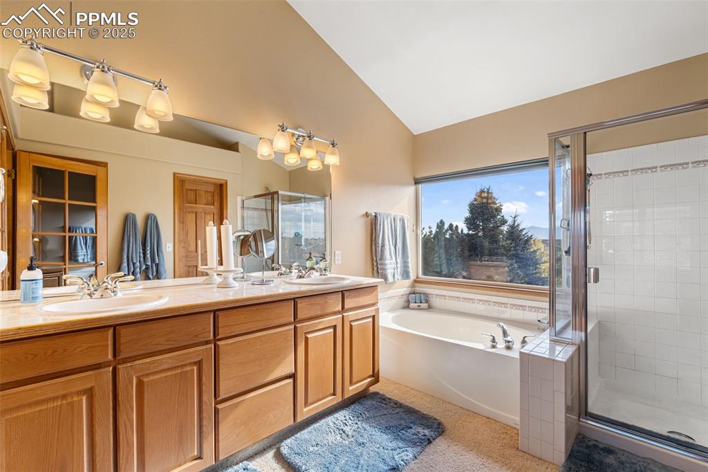 Image 33 of 50: Bathroom