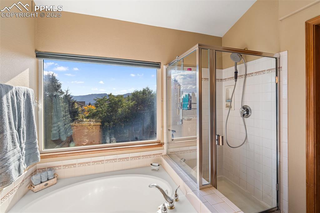 Image 34 of 50: Bathroom