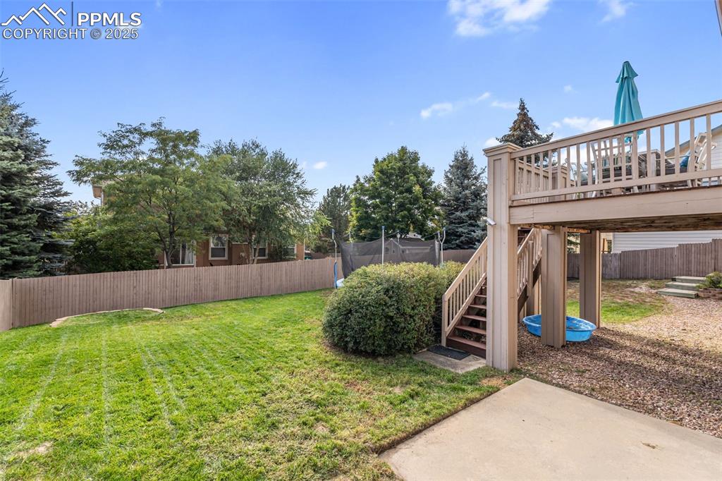 Image 38 of 50: Yard