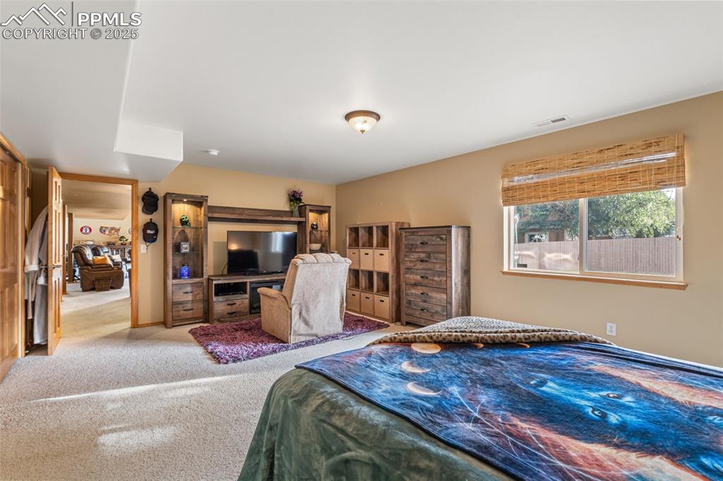 Image 40 of 50: Bedroom