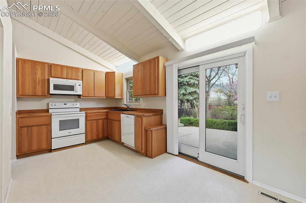 Image 12 of 34: Kitchen