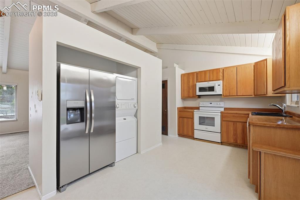 Image 13 of 34: Kitchen