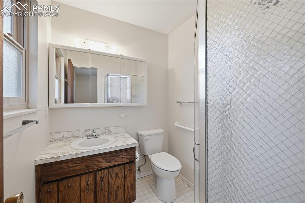 Image 22 of 34: Bathroom