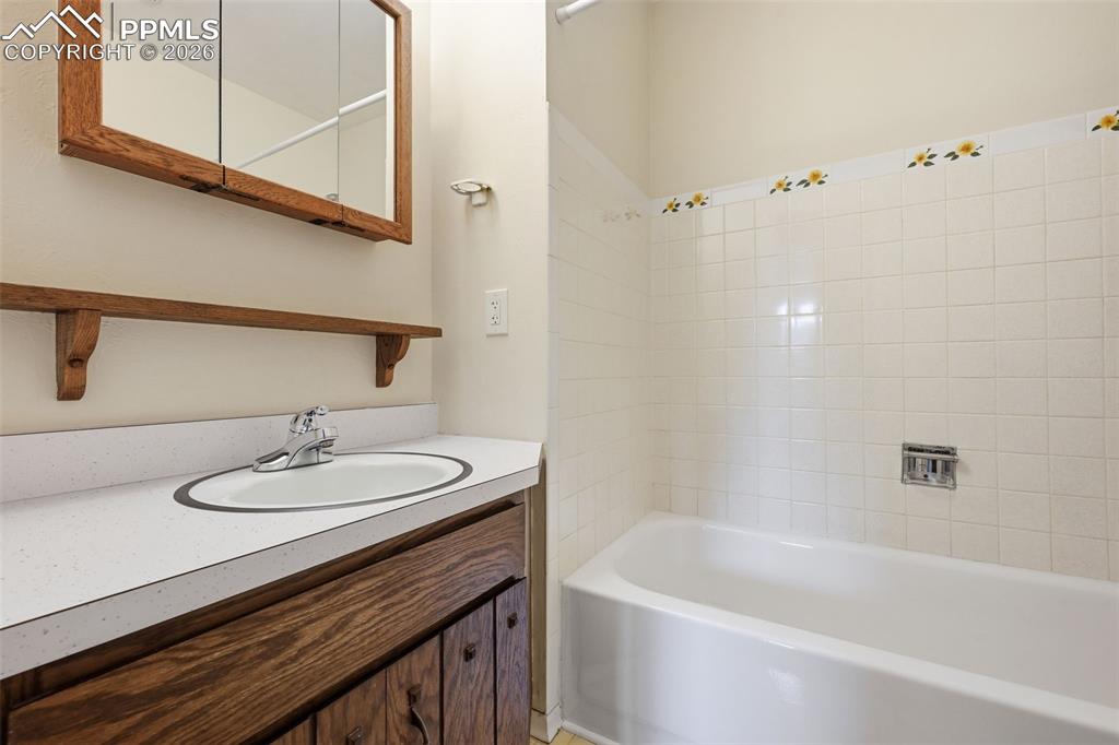 Image 27 of 34: Bathroom