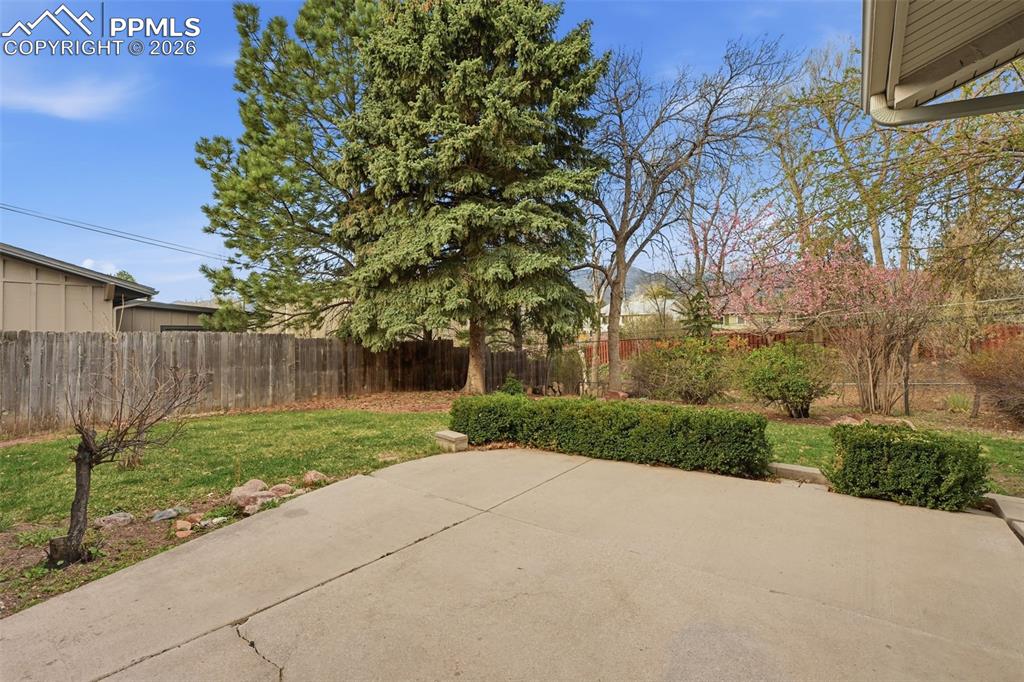 Image 28 of 34: Patio