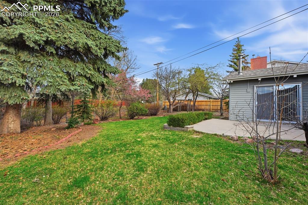 Image 29 of 34: Yard