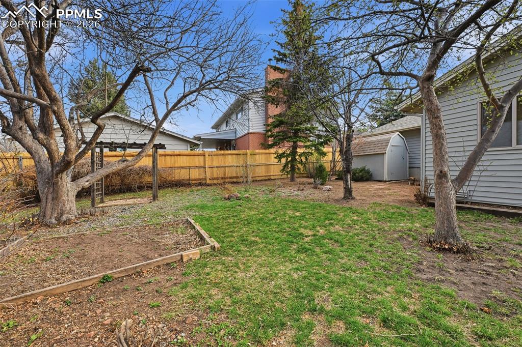 Image 30 of 34: Yard