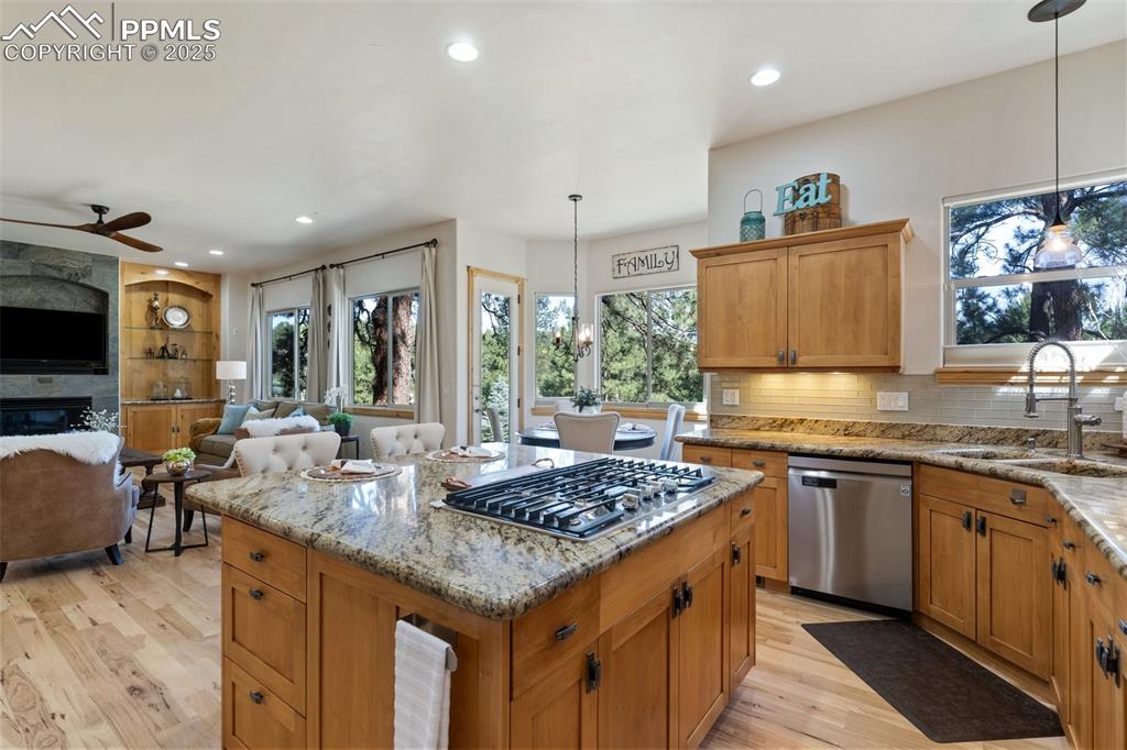 Image 20 of 42: Kitchen