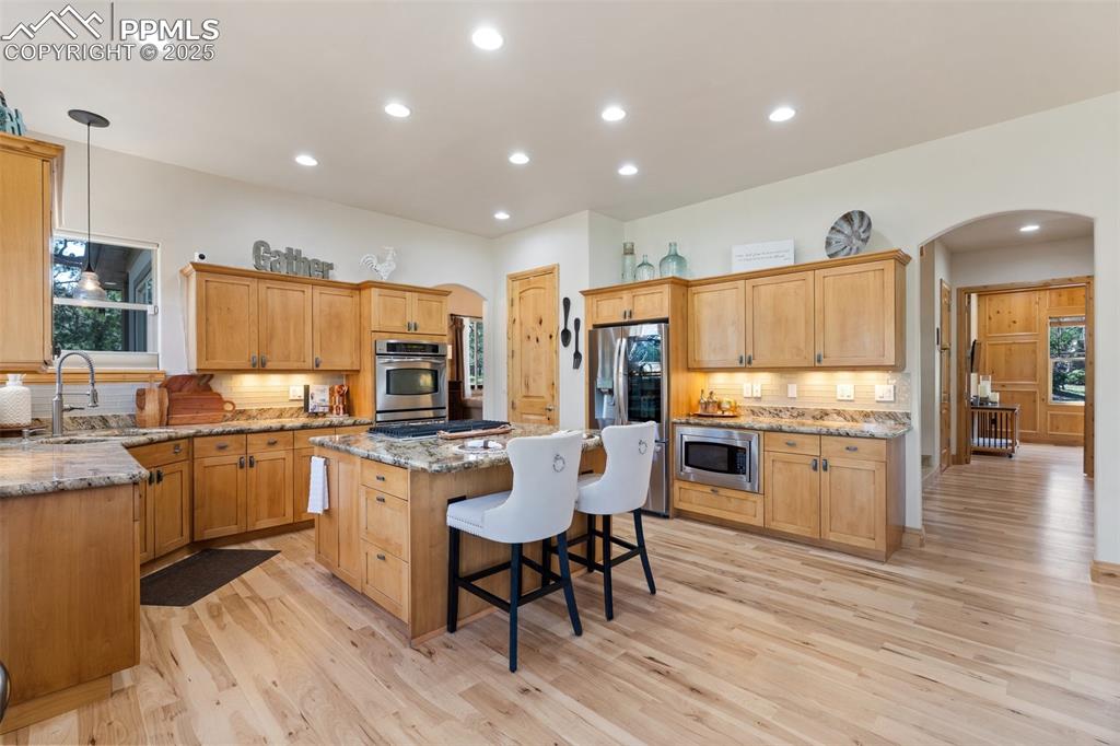 Image 22 of 42: Kitchen