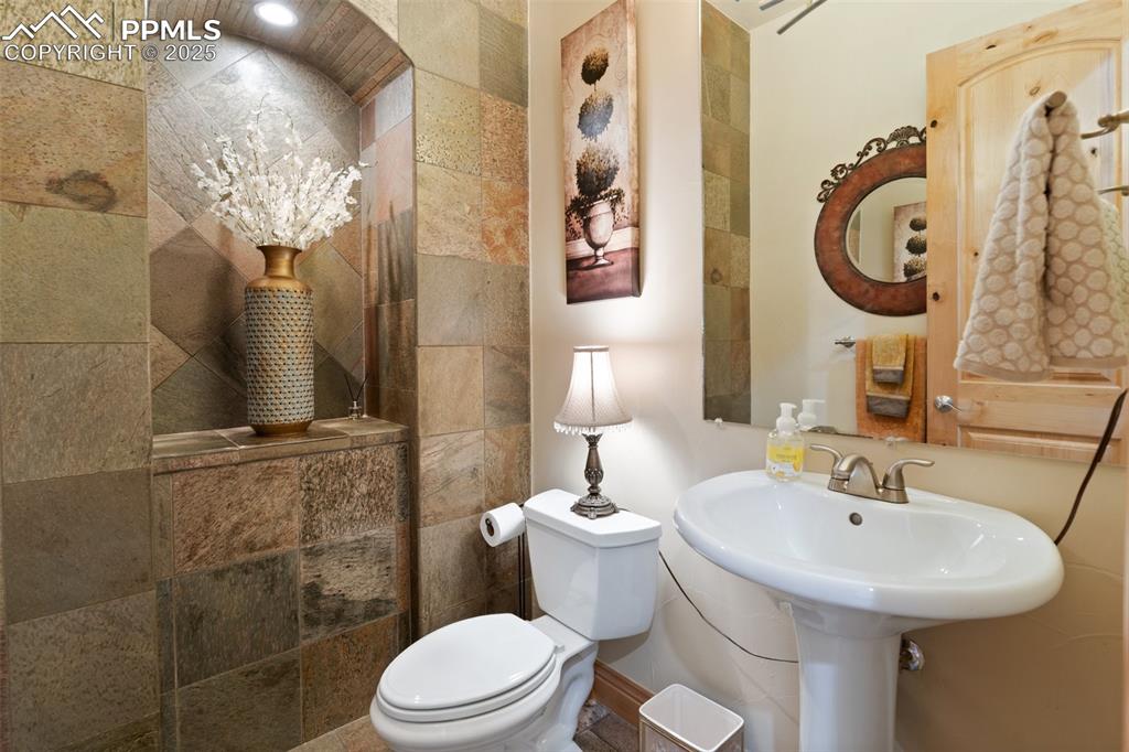 Image 26 of 42: Bathroom