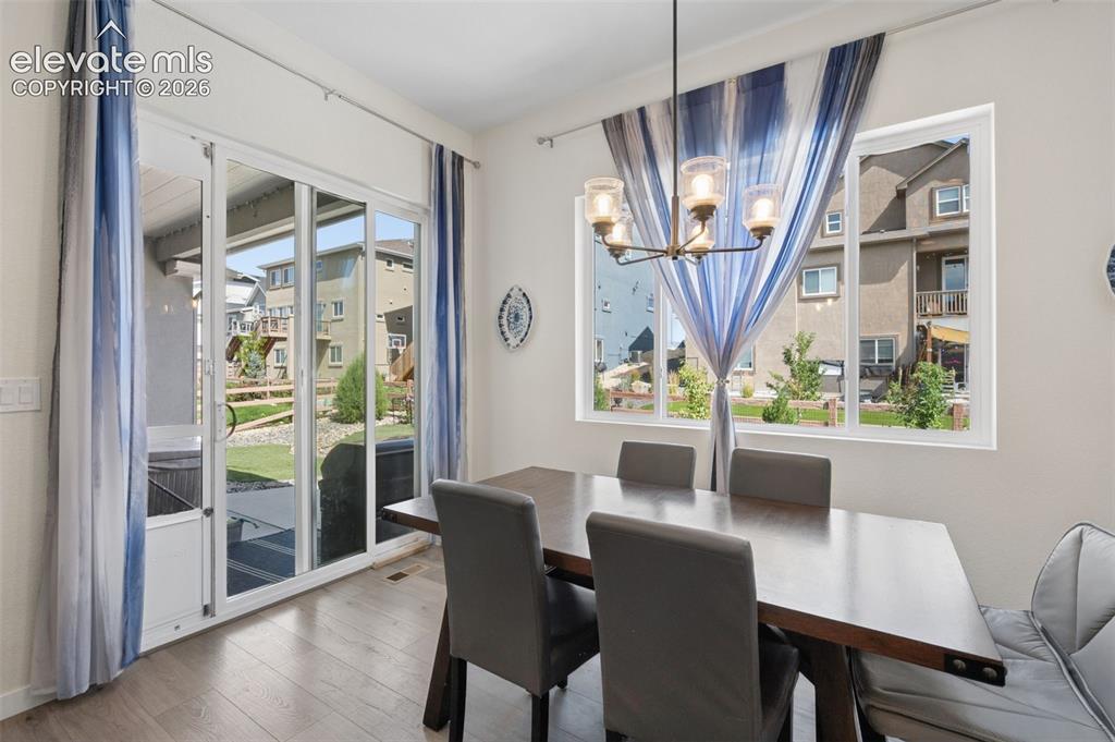 Image 15 of 33: Dining Area