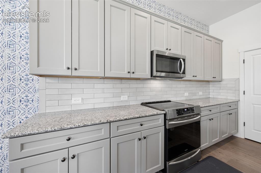 Image 17 of 33: Kitchen