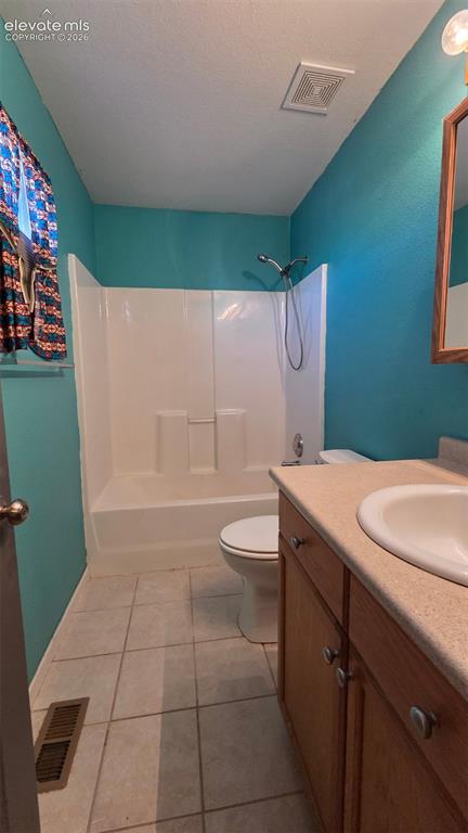 Image 11 of 18: Bathroom