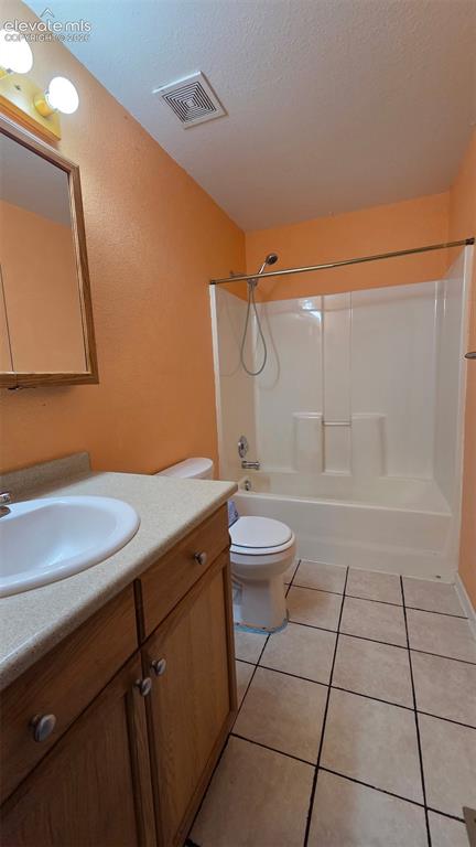 Image 16 of 18: Bathroom