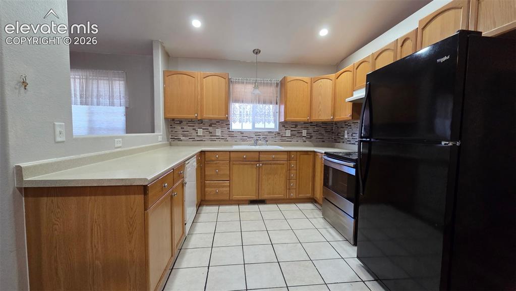 Image 5 of 18: Kitchen