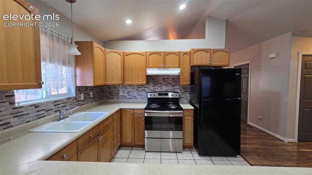 Image 6 of 18: Kitchen