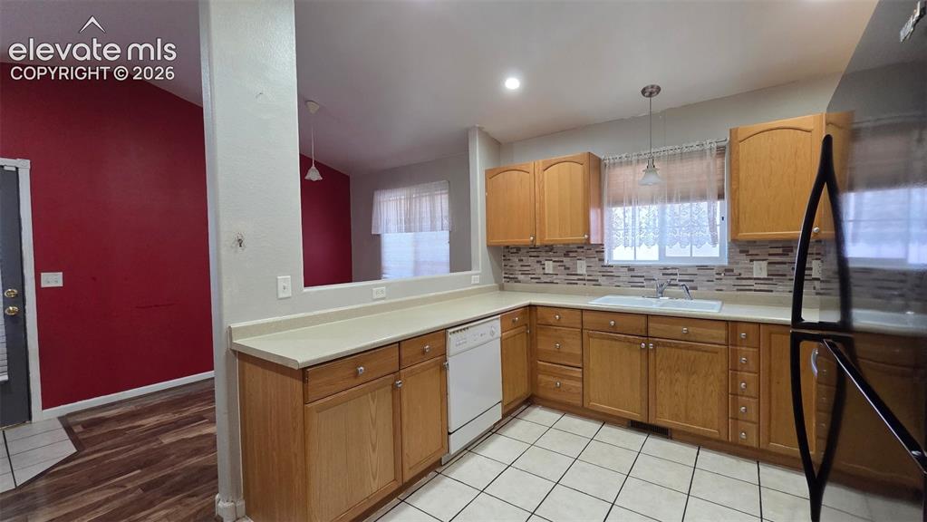 Image 7 of 18: Kitchen