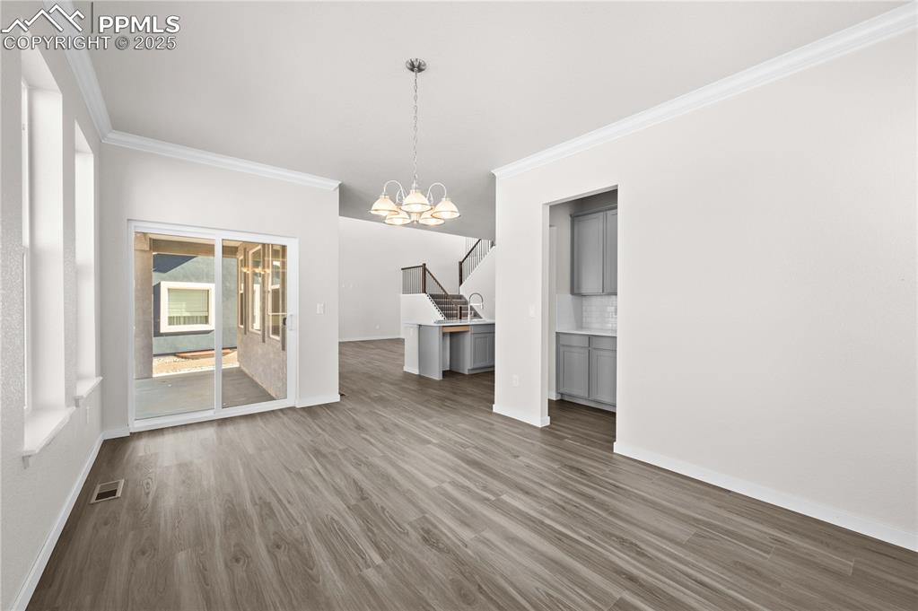 Image 17 of 42: Dining Area