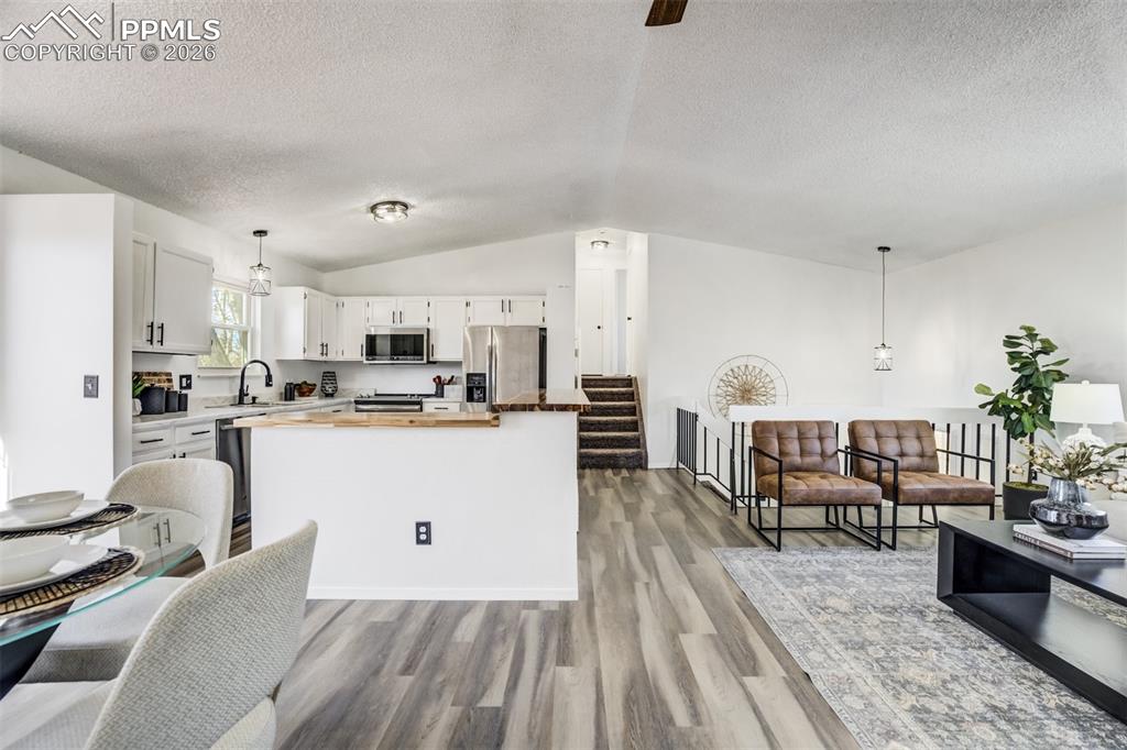 Image 12 of 50: Kitchen