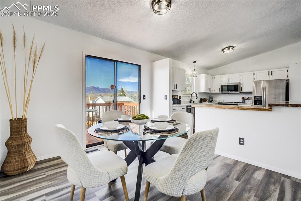 Image 15 of 50: Dining Area