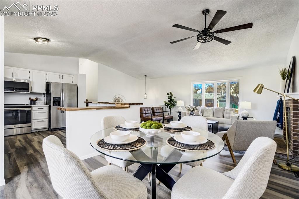 Image 21 of 50: Dining Area