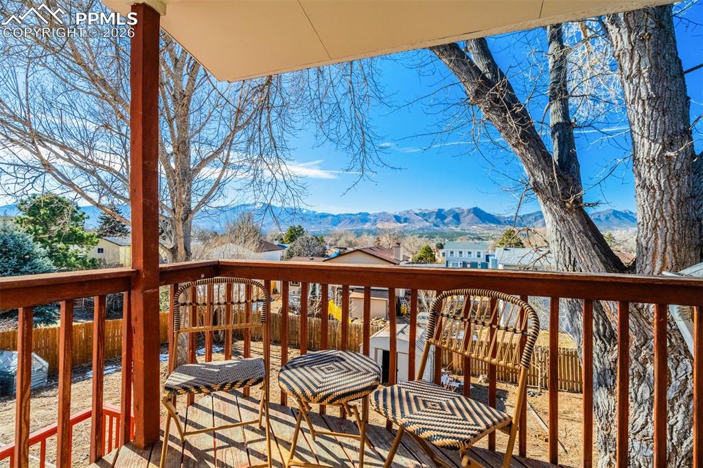 Image 27 of 50: Deck