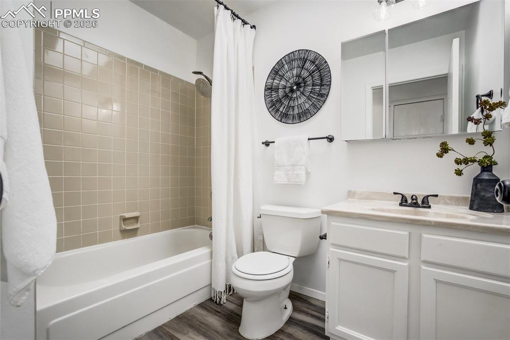 Image 37 of 50: Upper holl bath