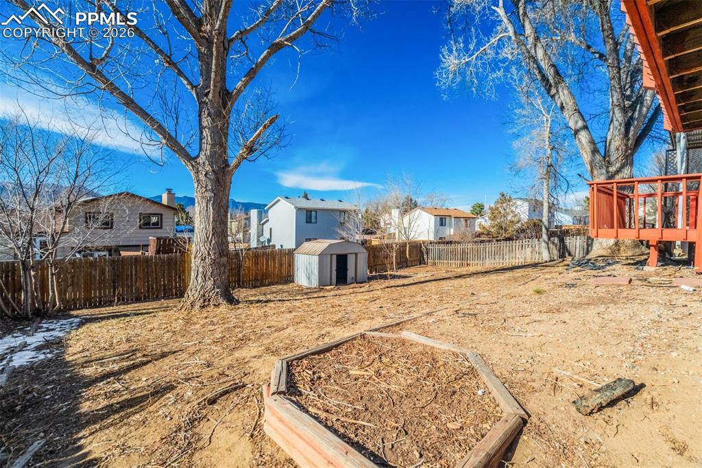 Image 49 of 50: Yard