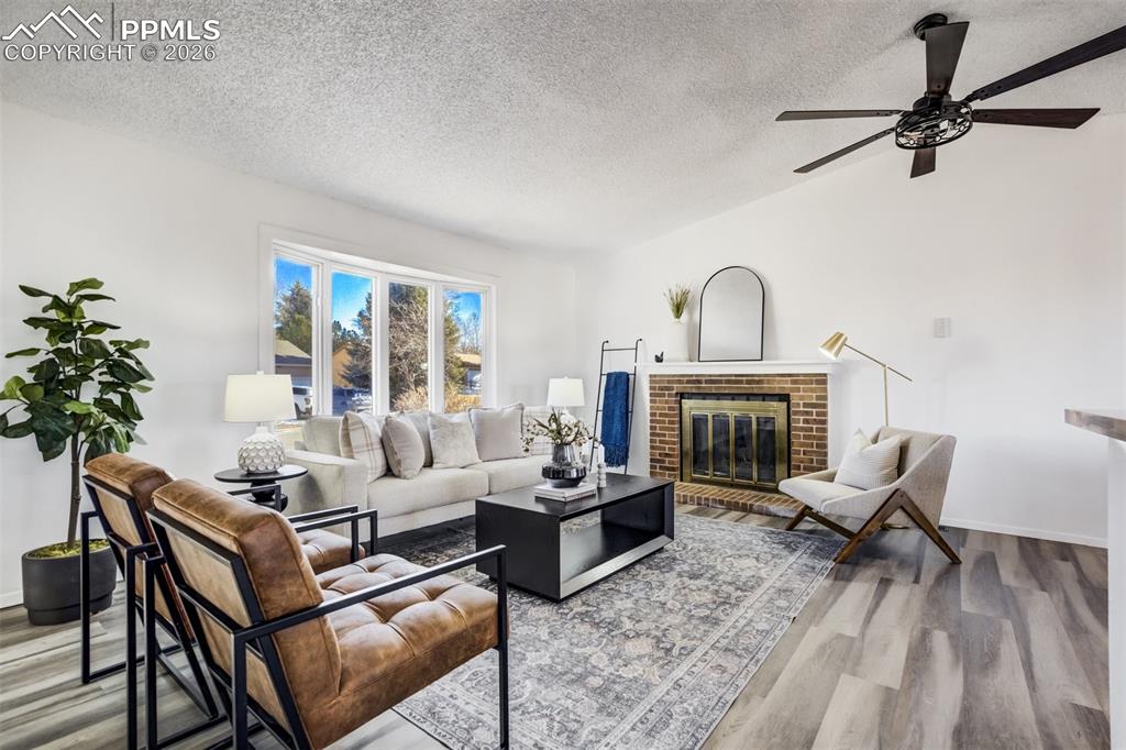 Image 6 of 50: Living Room