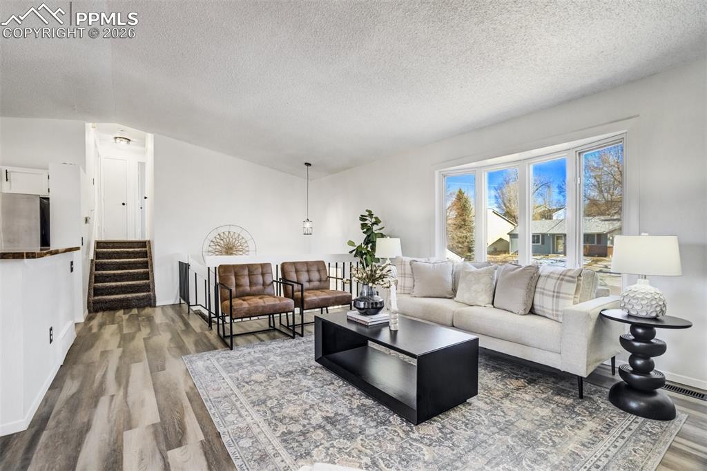 Image 8 of 50: Living Room