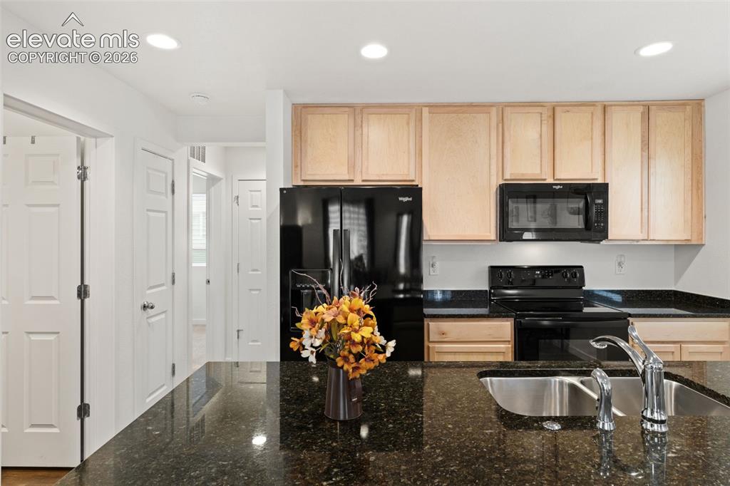 Image 10 of 30: Kitchen