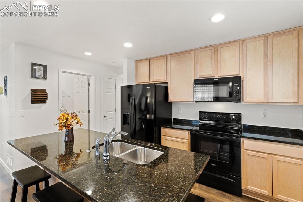 Image 11 of 32: Kitchen