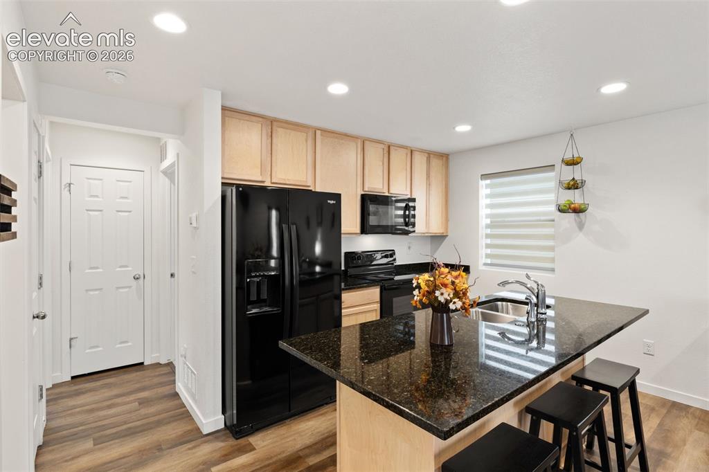 Image 11 of 30: Kitchen