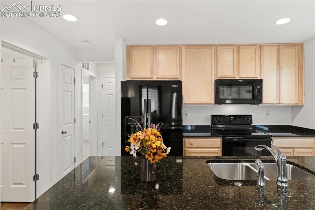 Image 12 of 32: Kitchen