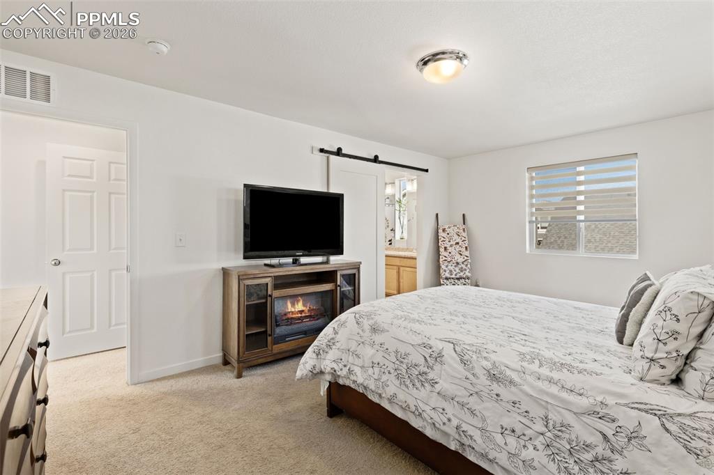 Image 25 of 32: Bedroom