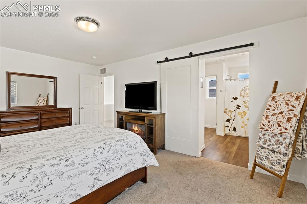 Image 26 of 32: Bedroom