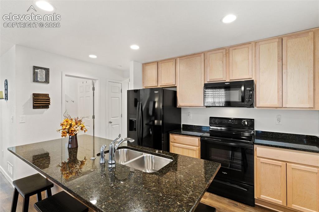 Image 9 of 30: Kitchen