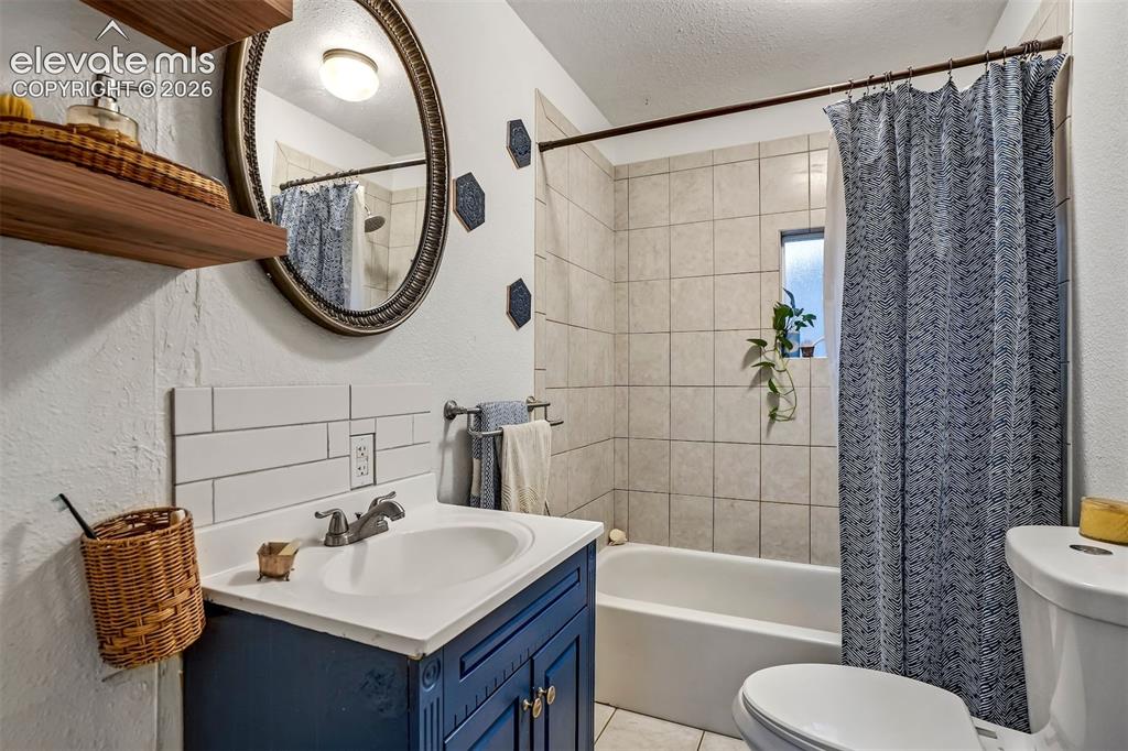 Image 16 of 50: Bathroom