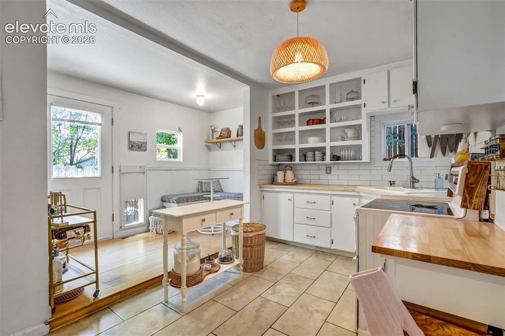 Image 17 of 50: Kitchen