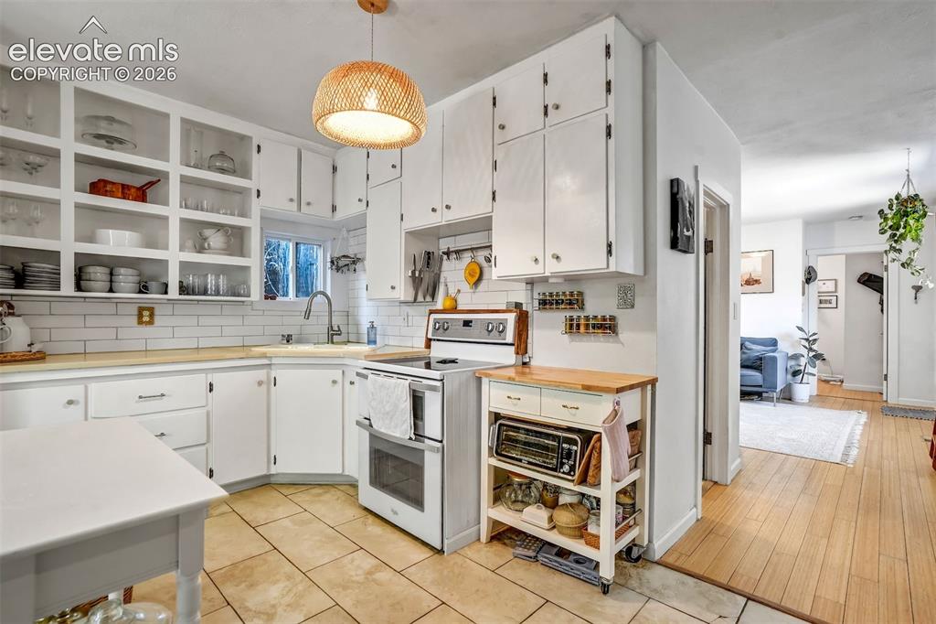 Image 18 of 50: Kitchen