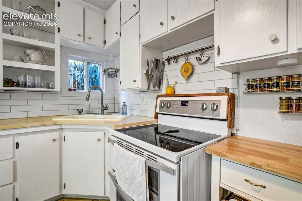 Image 19 of 50: Kitchen