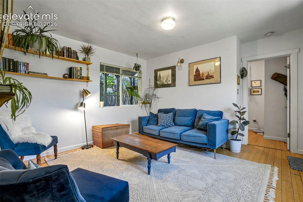 Image 8 of 50: Living Room