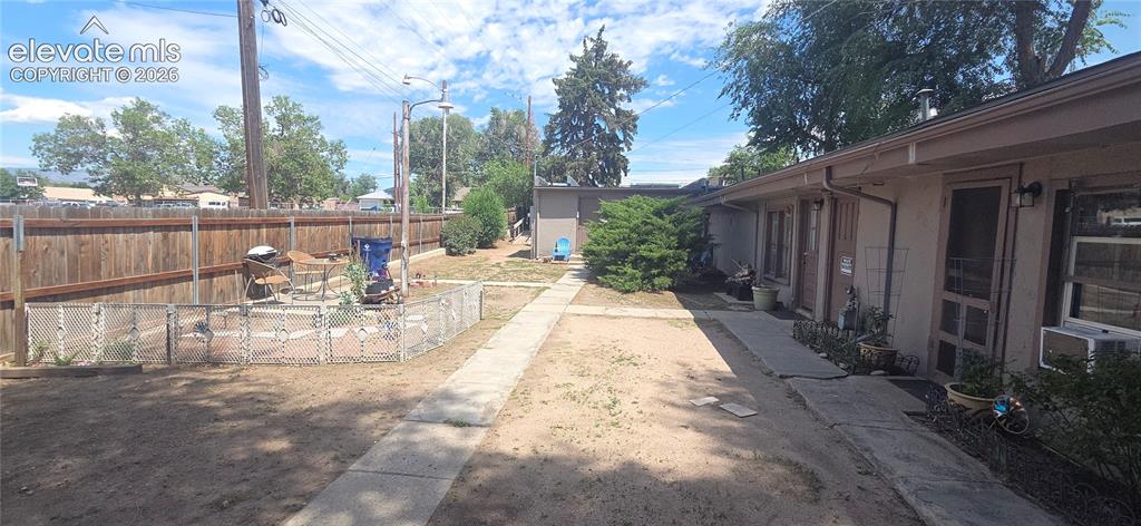 Image 4 of 21: Yard