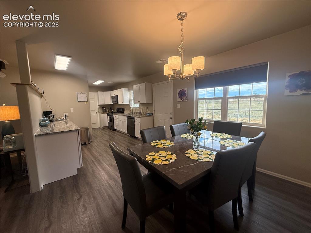 Image 23 of 30: Dining Area