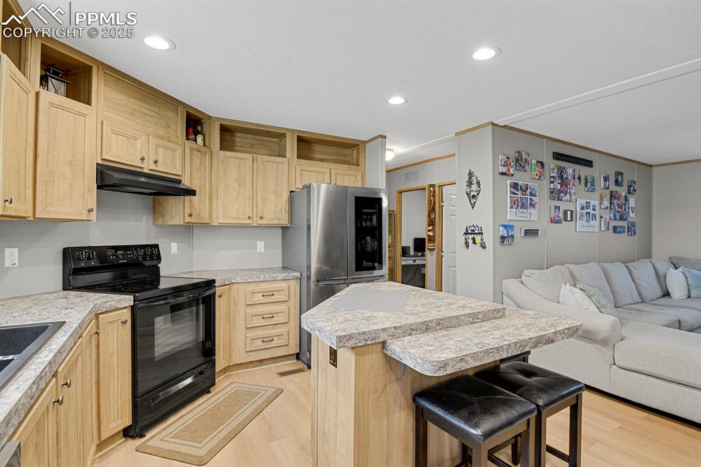 Image 10 of 46: Kitchen