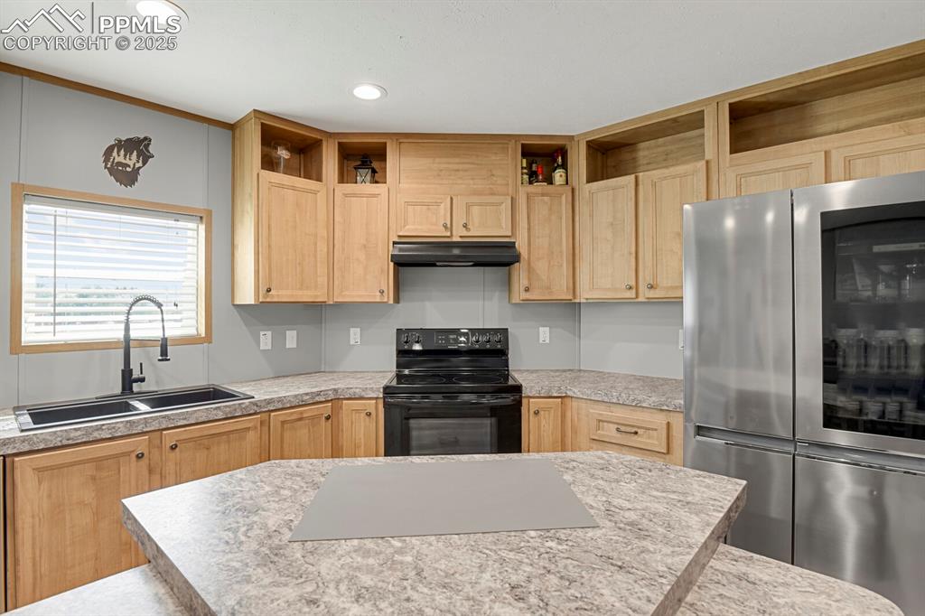 Image 11 of 46: Kitchen