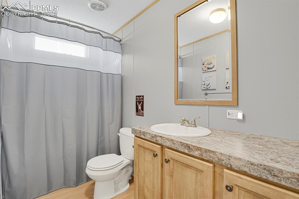 Image 25 of 46: Bathroom
