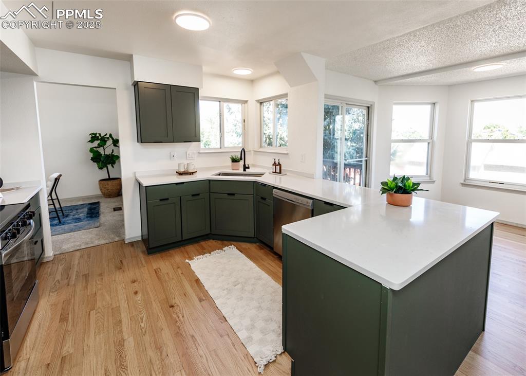 Image 10 of 50: Kitchen