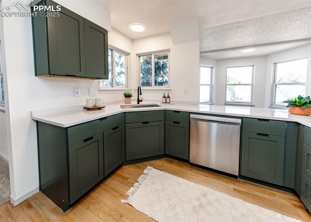 Image 12 of 50: Kitchen