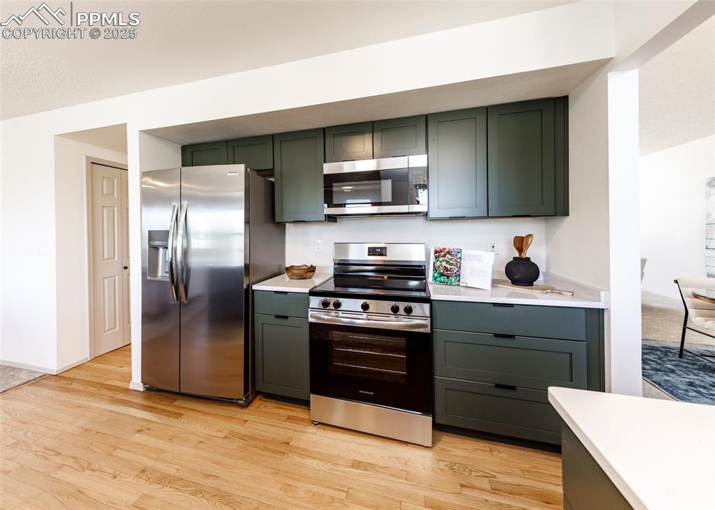 Image 14 of 50: Kitchen